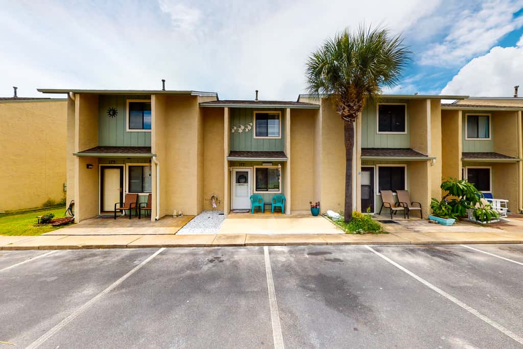 Beachy townhouse with 11 pools, golf, fast WiFi & private WD