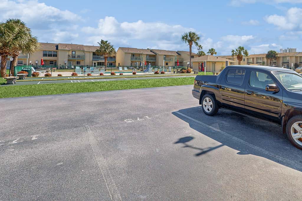 Beachy townhouse with 11 pools, golf, fast WiFi & private WD