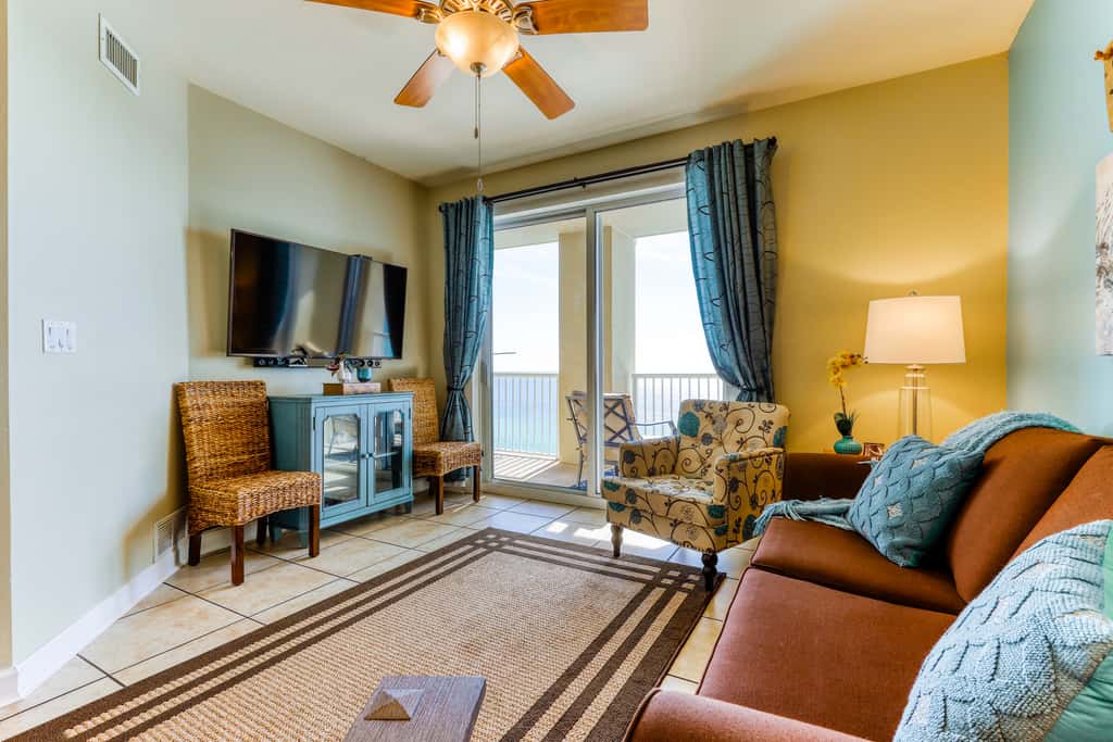 Oceanfront getaway with views, large balcony, W/D, pool & hot tub