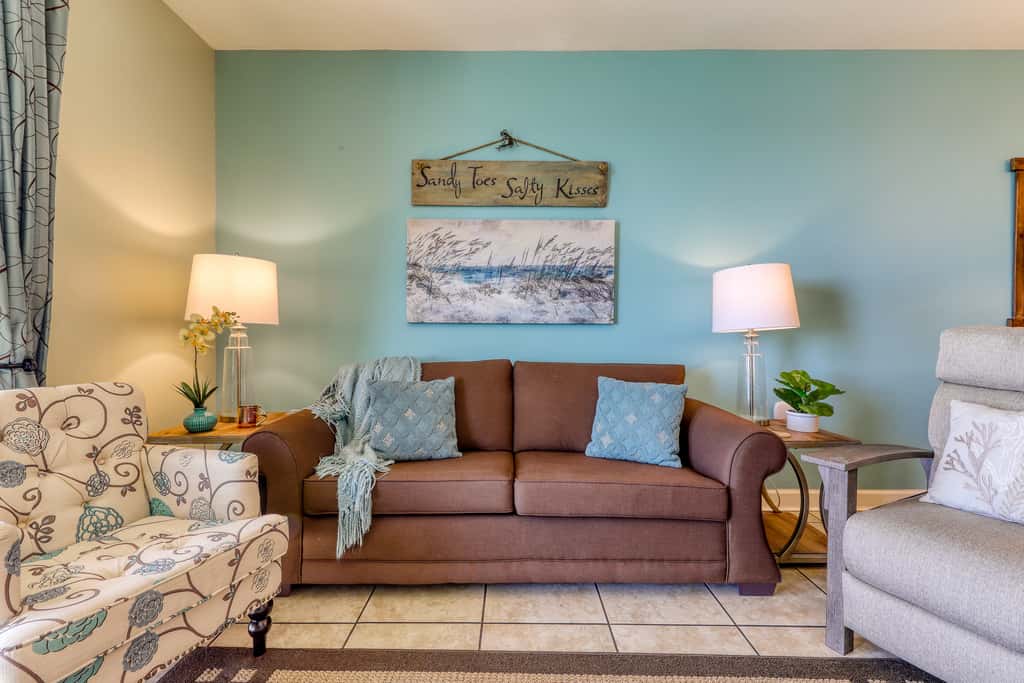 Oceanfront getaway with views, large balcony, W/D, pool & hot tub