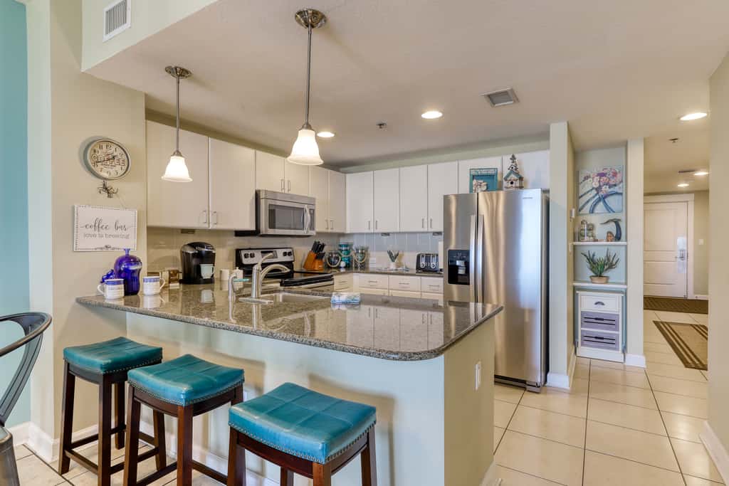 Oceanfront getaway with views, large balcony, W/D, pool & hot tub