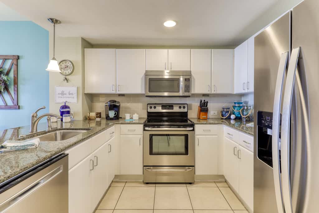 Oceanfront getaway with views, large balcony, W/D, pool & hot tub