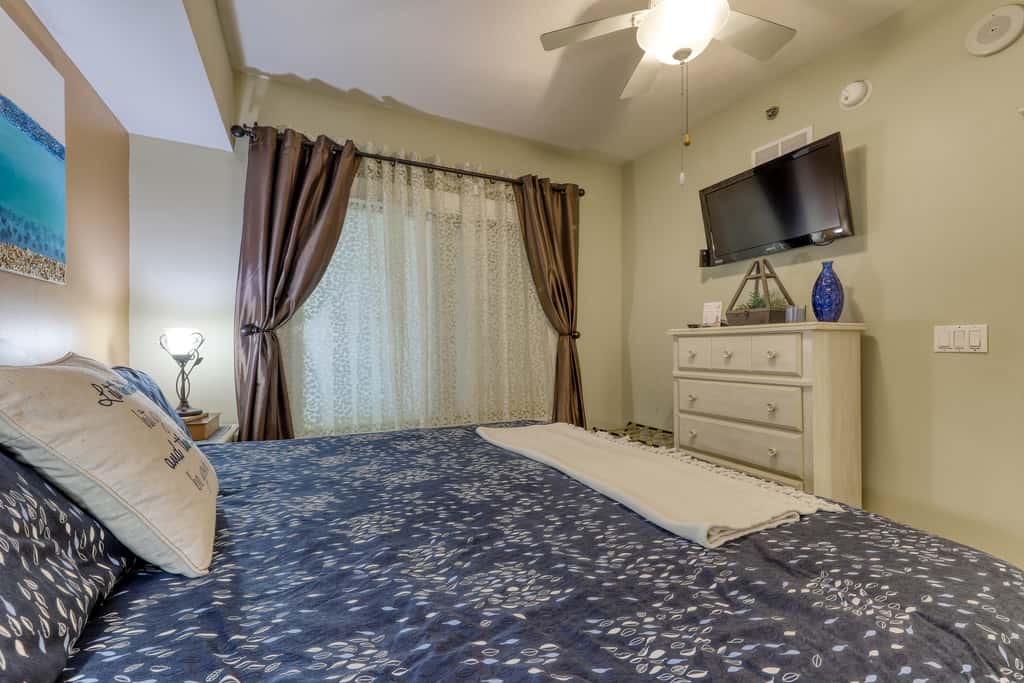 Oceanfront getaway with views, large balcony, W/D, pool & hot tub