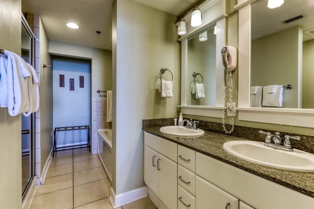 Oceanfront getaway with views, large balcony, W/D, pool & hot tub