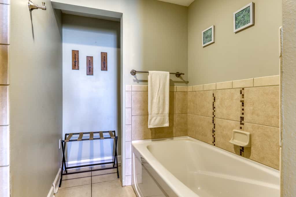 Oceanfront getaway with views, large balcony, W/D, pool & hot tub