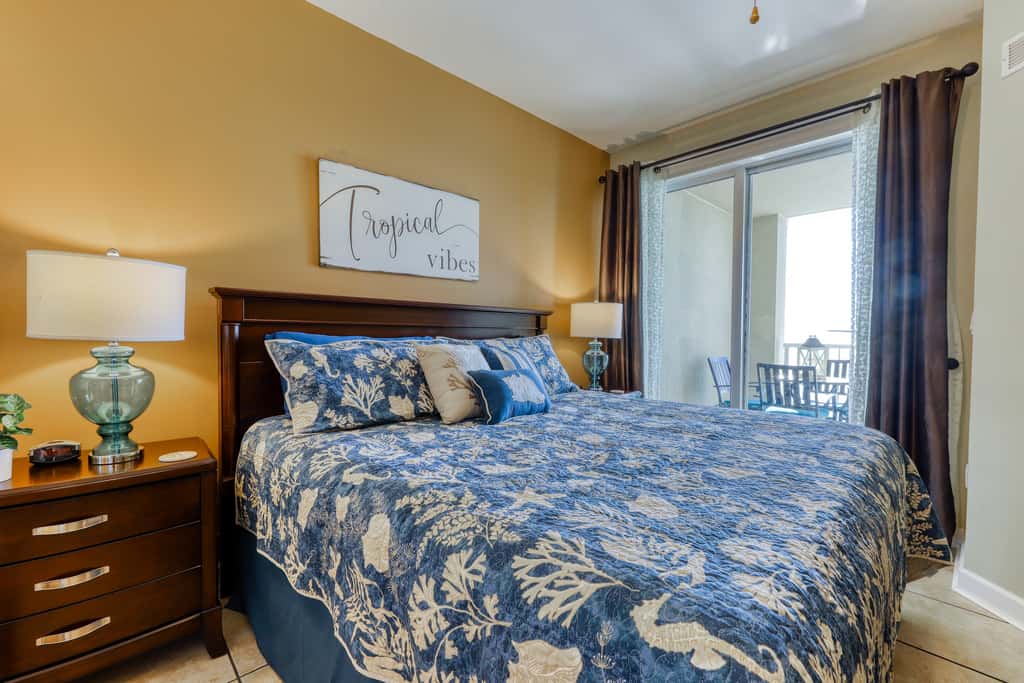 Oceanfront getaway with views, large balcony, W/D, pool & hot tub