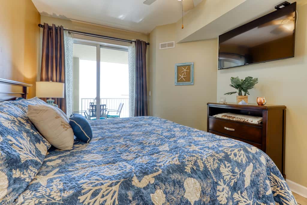 Oceanfront getaway with views, large balcony, W/D, pool & hot tub