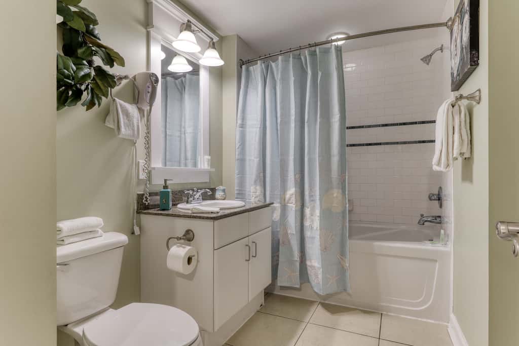 Oceanfront getaway with views, large balcony, W/D, pool & hot tub