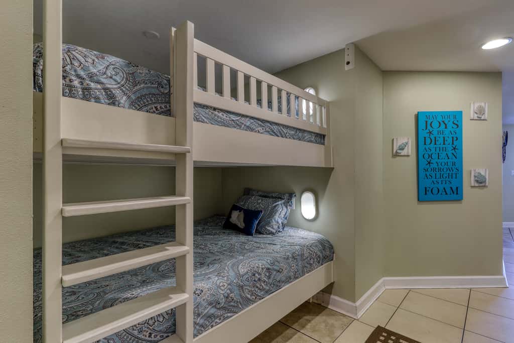 Oceanfront getaway with views, large balcony, W/D, pool & hot tub