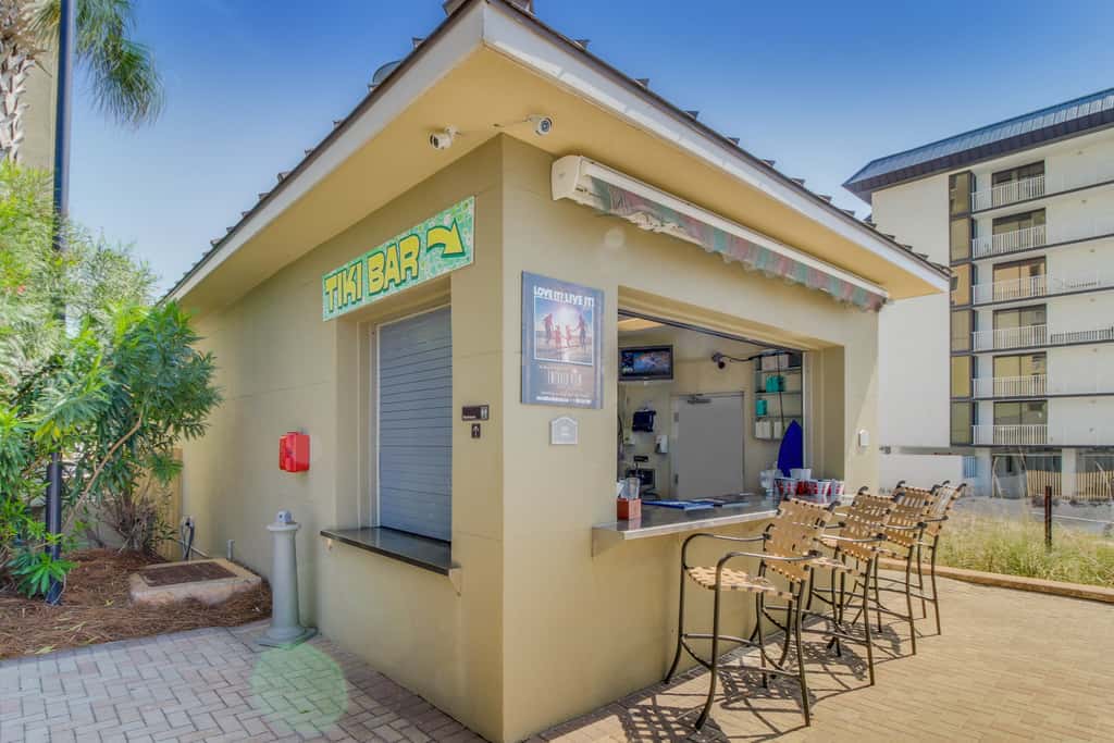 Oceanfront getaway with views, large balcony, W/D, pool & hot tub