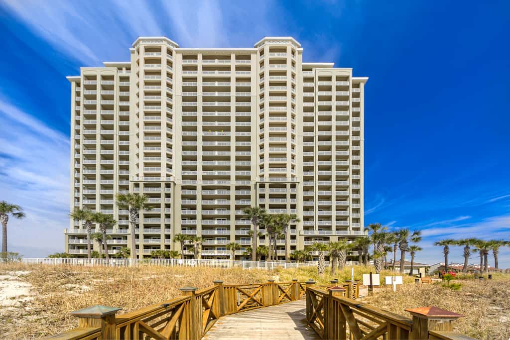 Oceanfront getaway with views, large balcony, W/D, pool & hot tub