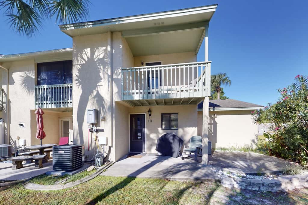 Dog-friendly townhome with beach access, pool, tennis, gym, WD, & central AC