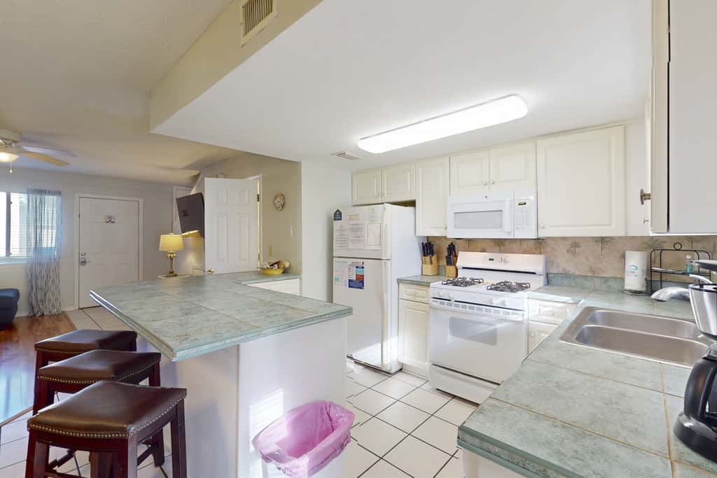 Dog-friendly townhome with beach access, pool, tennis, gym, WD, & central AC