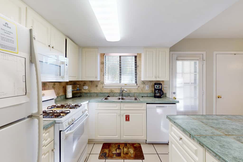 Dog-friendly townhome with beach access, pool, tennis, gym, WD, & central AC