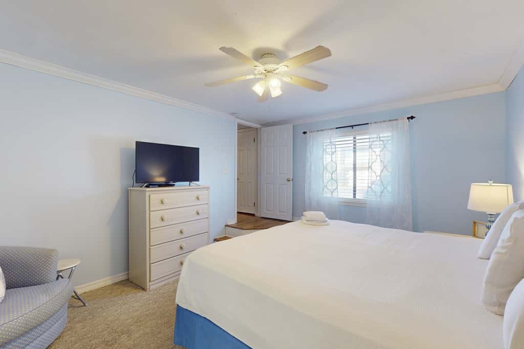Dog-friendly townhome with beach access, pool, tennis, gym, WD, & central AC