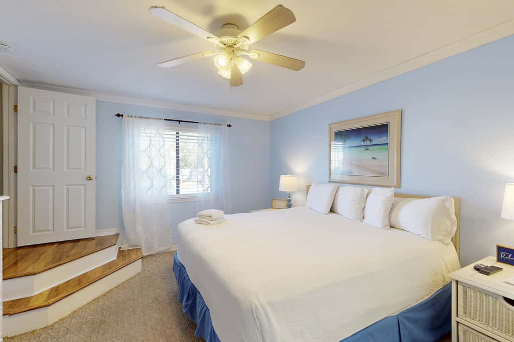 Dog-friendly townhome with beach access, pool, tennis, gym, WD, & central AC