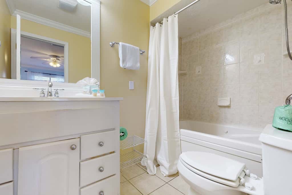 Dog-friendly townhome with beach access, pool, tennis, gym, WD, & central AC
