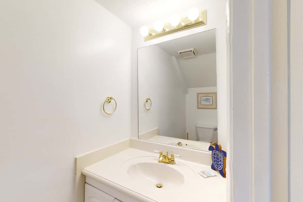 Dog-friendly townhome with beach access, pool, tennis, gym, WD, & central AC