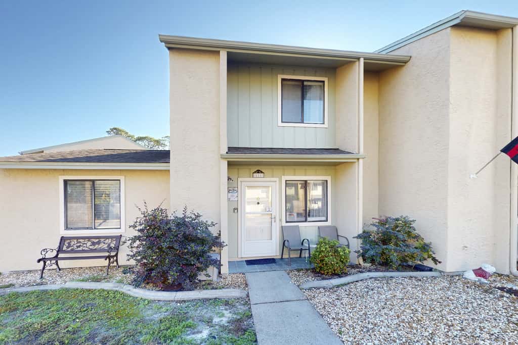 Dog-friendly townhome with beach access, pool, tennis, gym, WD, & central AC
