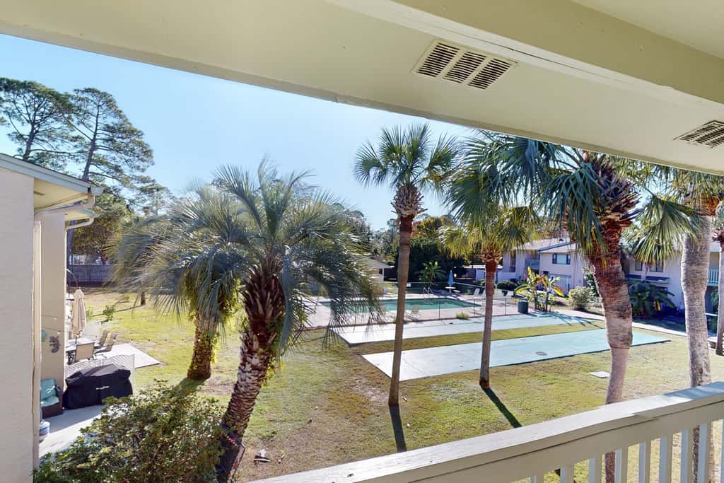 Dog-friendly townhome with beach access, pool, tennis, gym, WD, & central AC
