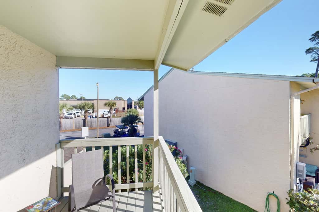 Dog-friendly townhome with beach access, pool, tennis, gym, WD, & central AC