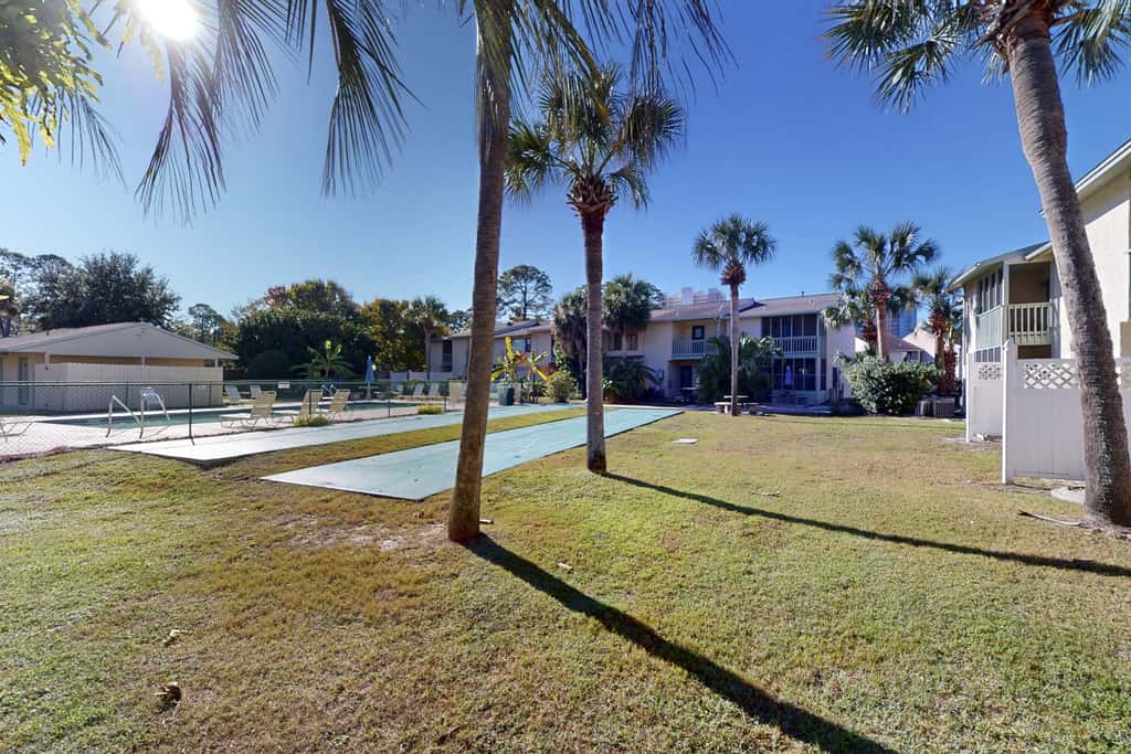 Dog-friendly townhome with beach access, pool, tennis, gym, WD, & central AC
