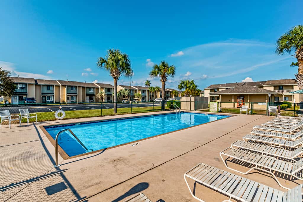 Dog-friendly townhome with beach access, pool, tennis, gym, WD, & central AC