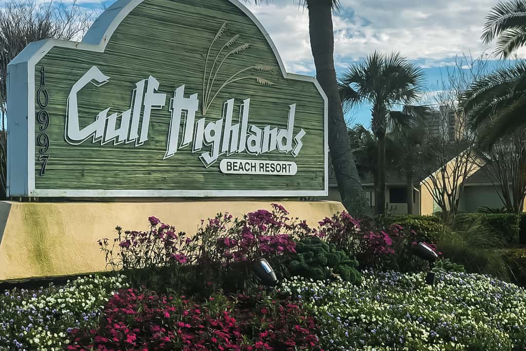 Dog-friendly townhome with beach access, pool, tennis, gym, WD, & central AC