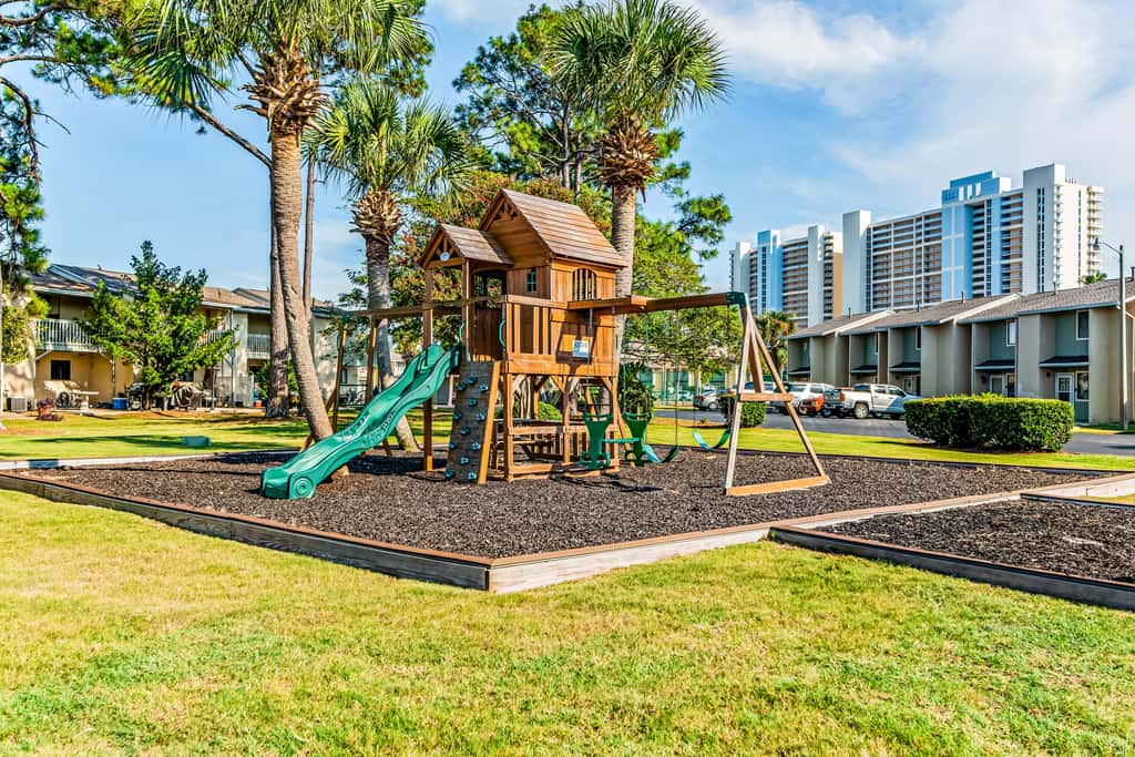 Dog-friendly townhome with beach access, pool, tennis, gym, WD, & central AC