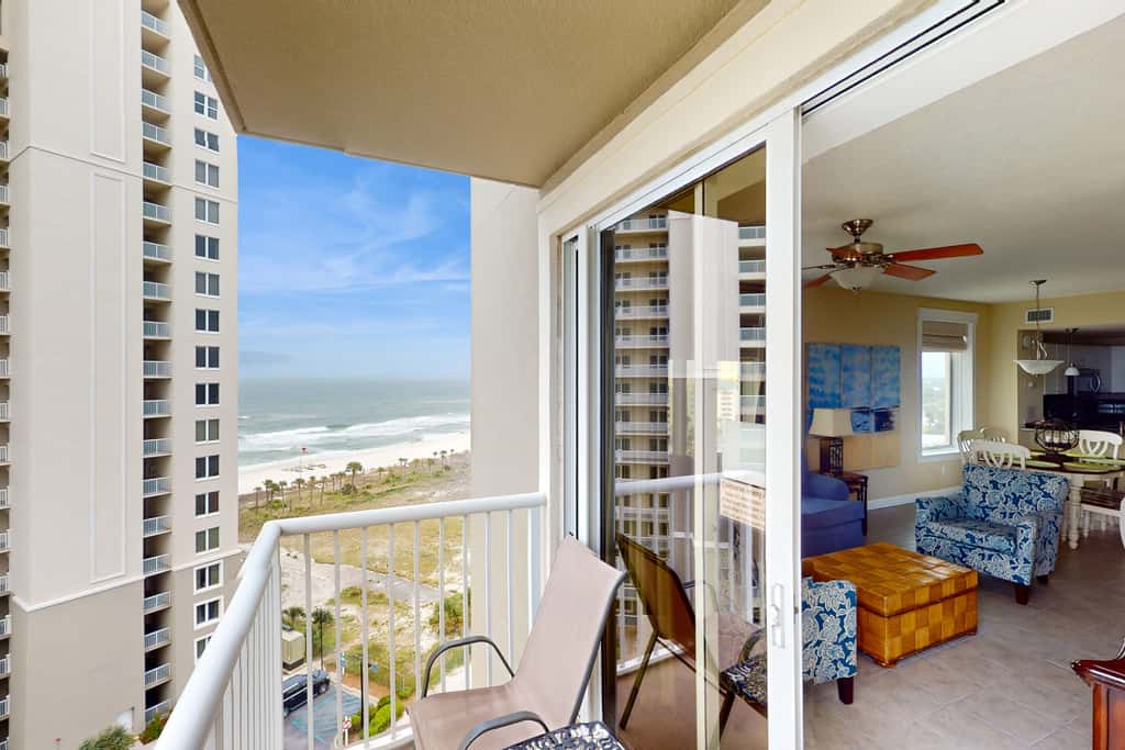 Ideal condo with balcony, gulf views, shared pools, hot tub, gym, fast WiFi & AC
