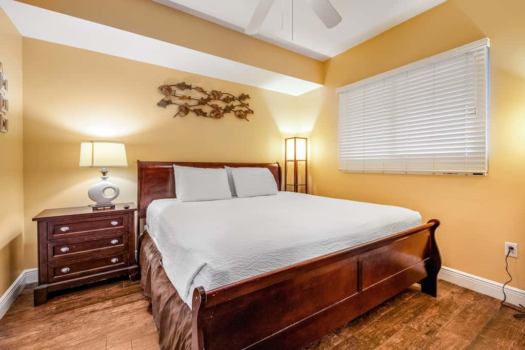 Gulf-front condo with seasonal beach service, pool, hot tub & gym
