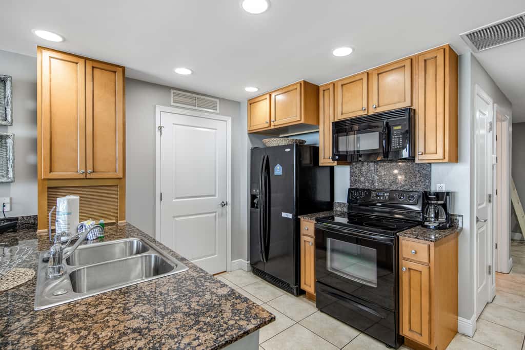 Gulf-front condo with seasonal beach service, pool, hot tub & gym