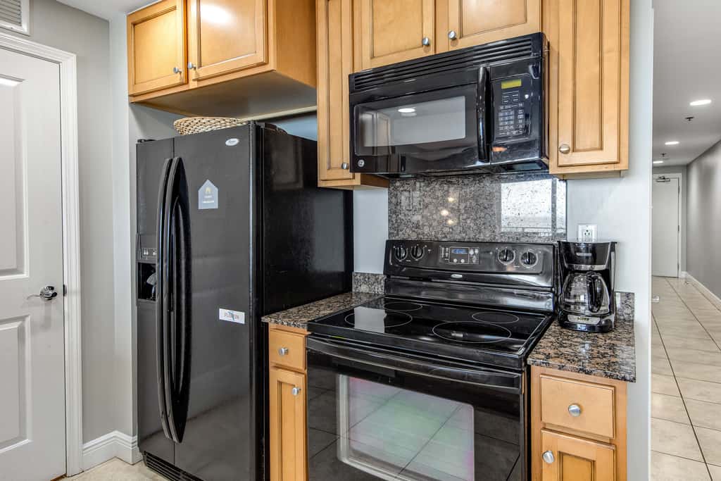 Gulf-front condo with seasonal beach service, pool, hot tub & gym