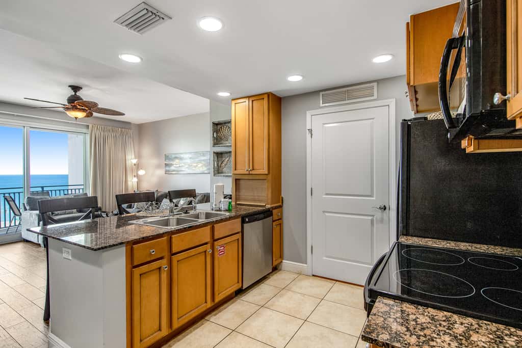 Gulf-front condo with seasonal beach service, pool, hot tub & gym