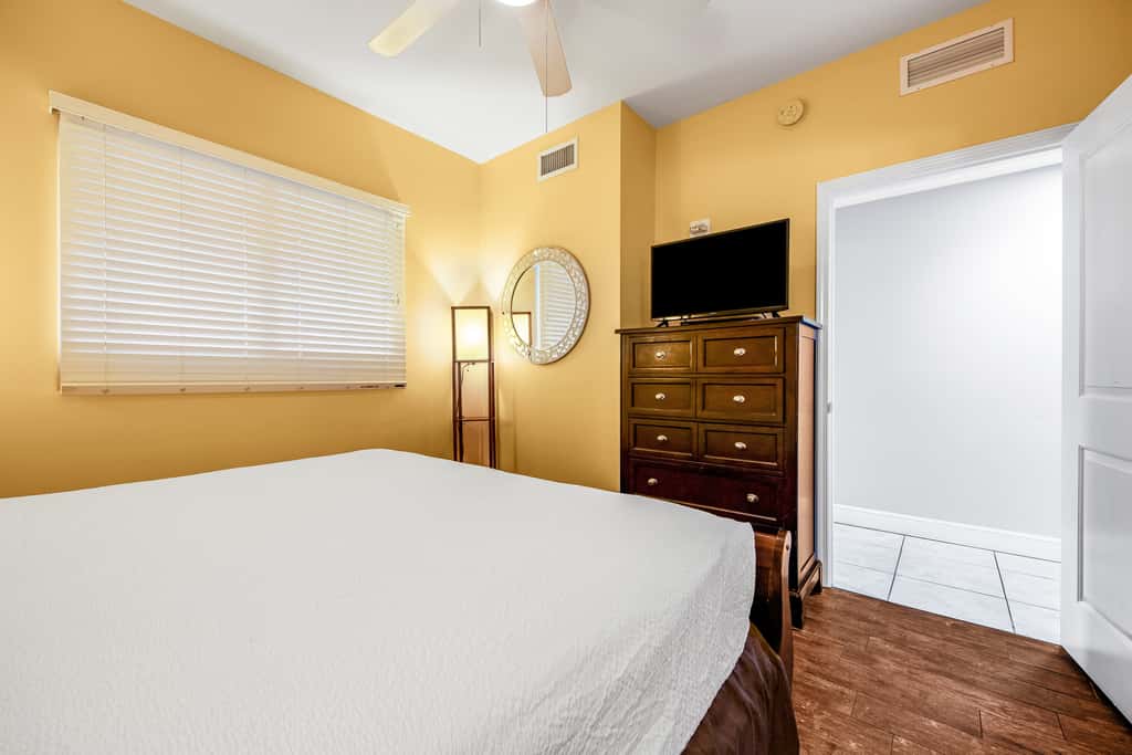 Gulf-front condo with seasonal beach service, pool, hot tub & gym