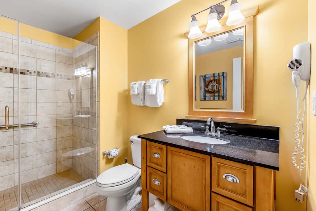 Gulf-front condo with seasonal beach service, pool, hot tub & gym