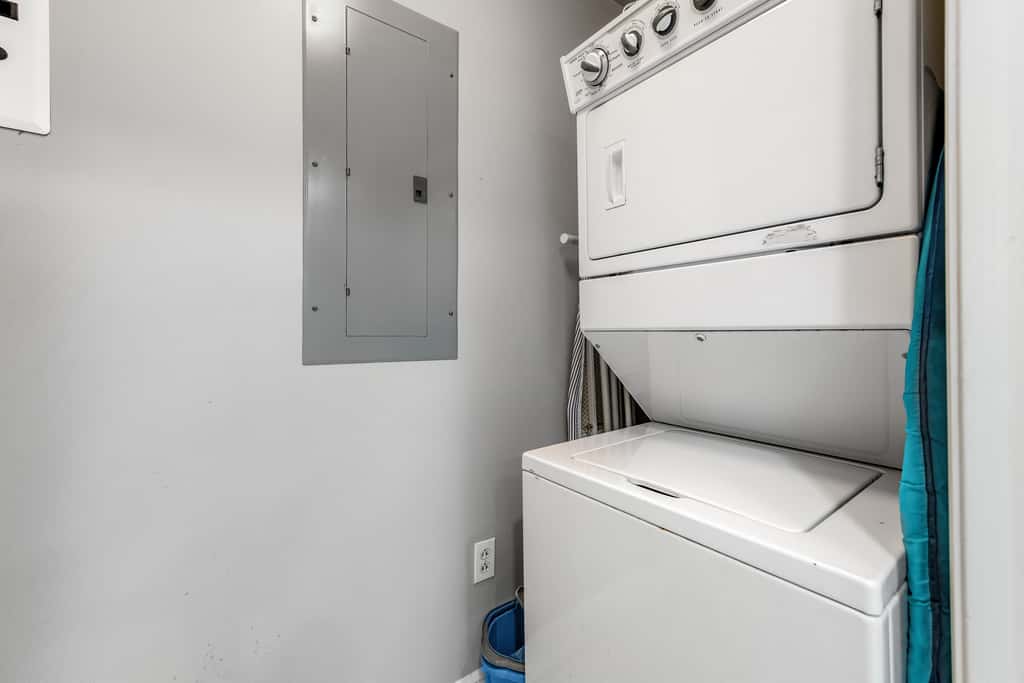 Gulf-front condo with seasonal beach service, pool, hot tub & gym