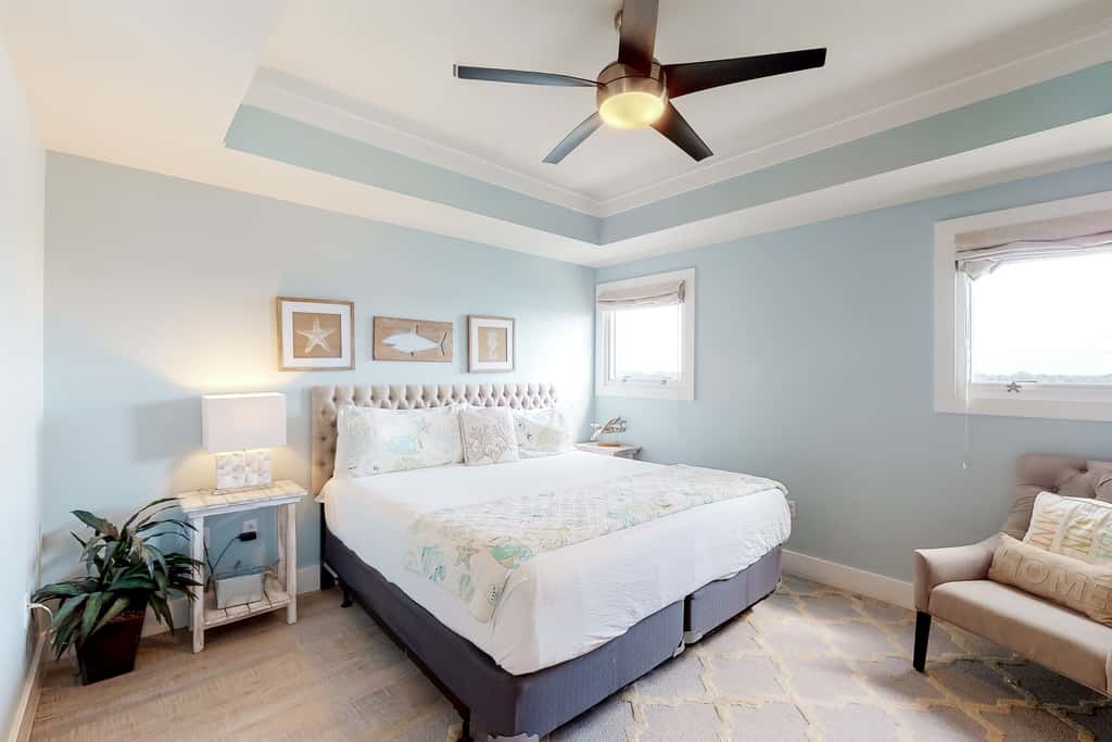 7th-floor resort studio with partial Gulf views, outdoor pool, gym & hot tub