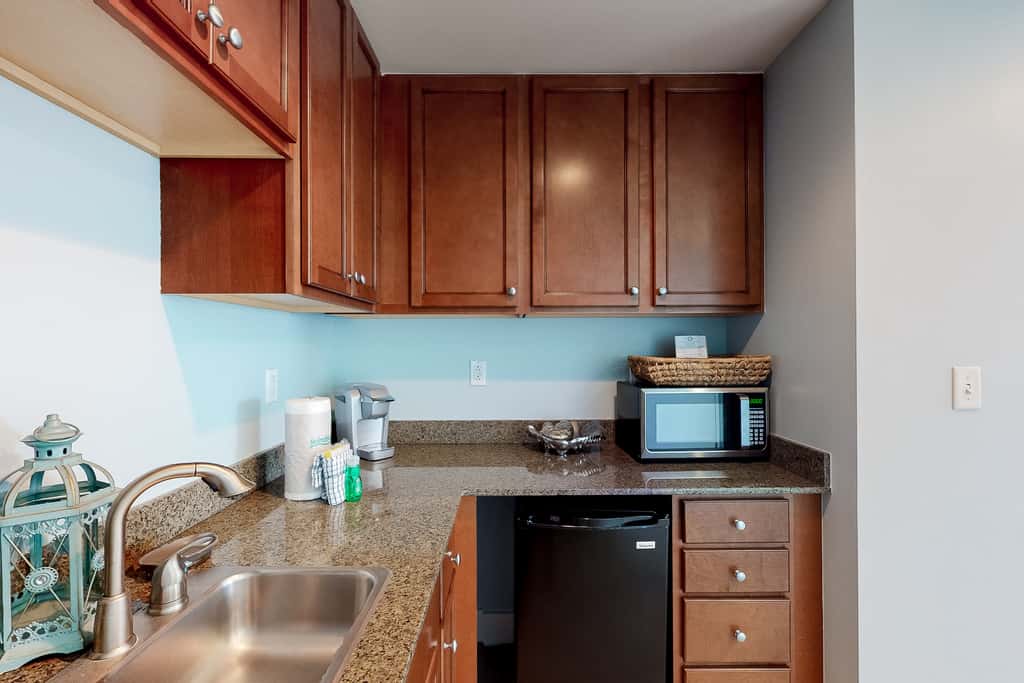 7th-floor resort studio with partial Gulf views, outdoor pool, gym & hot tub
