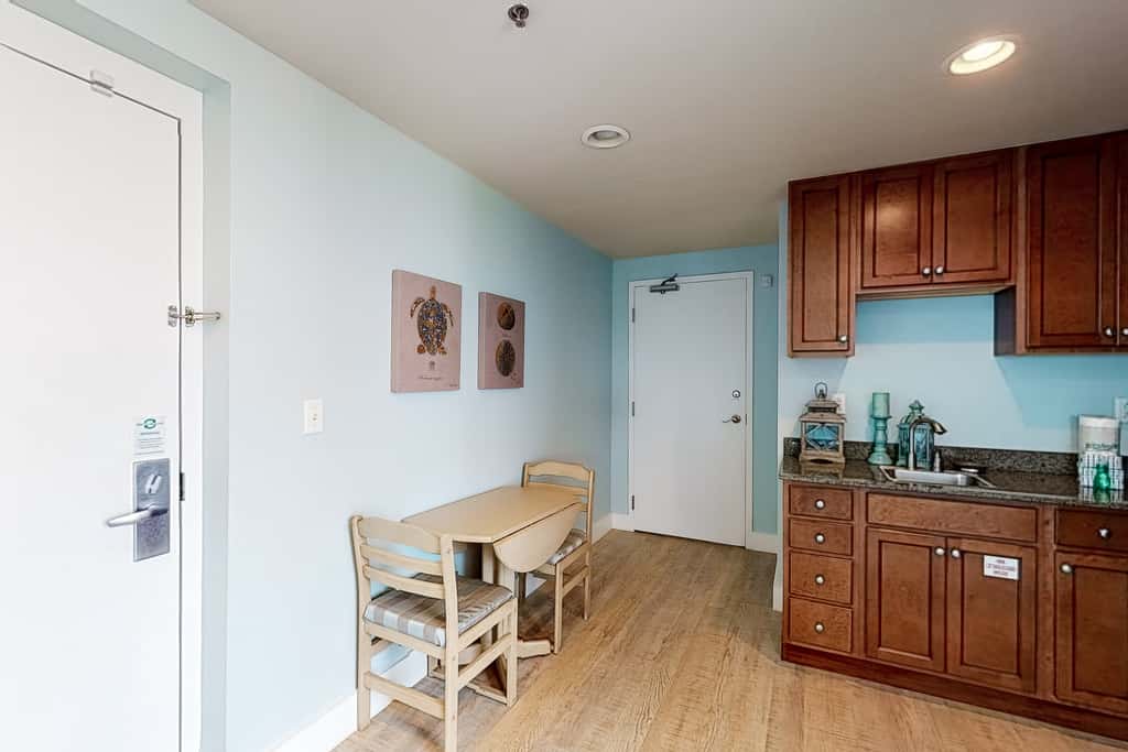 7th-floor resort studio with partial Gulf views, outdoor pool, gym & hot tub