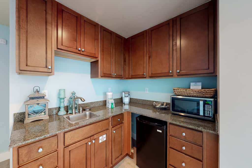 7th-floor resort studio with partial Gulf views, outdoor pool, gym & hot tub