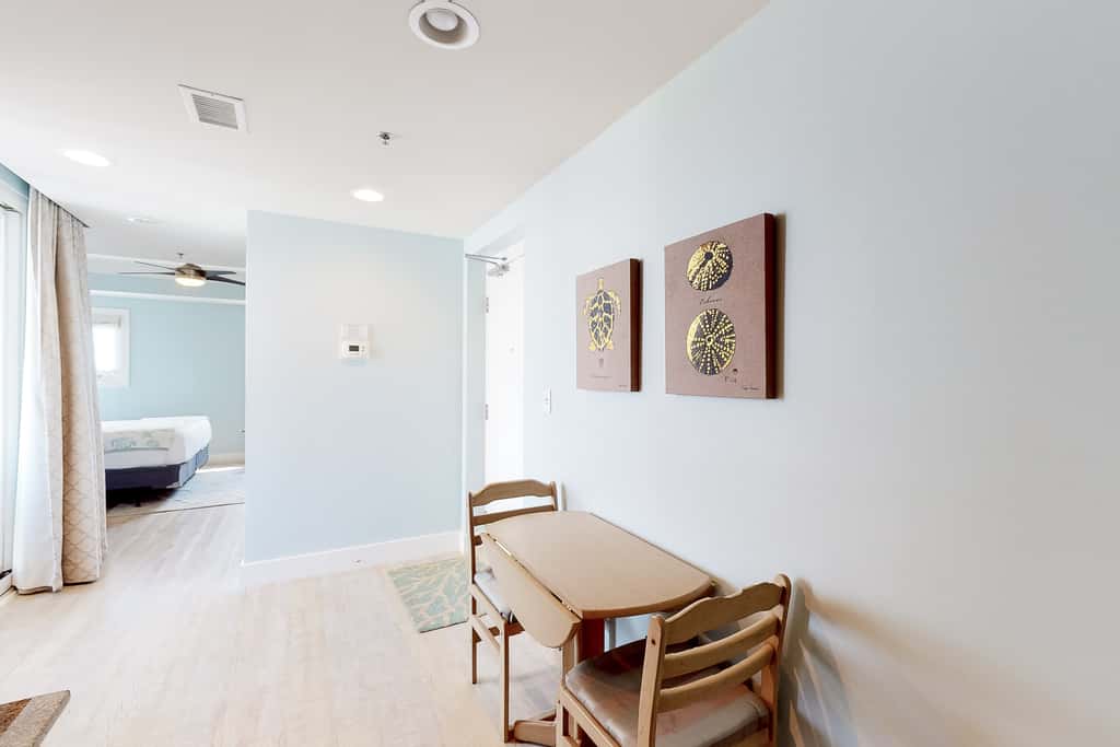 7th-floor resort studio with partial Gulf views, outdoor pool, gym & hot tub