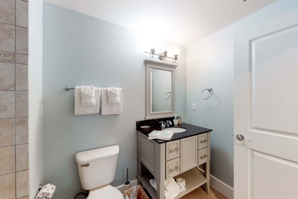 7th-floor resort studio with partial Gulf views, outdoor pool, gym & hot tub