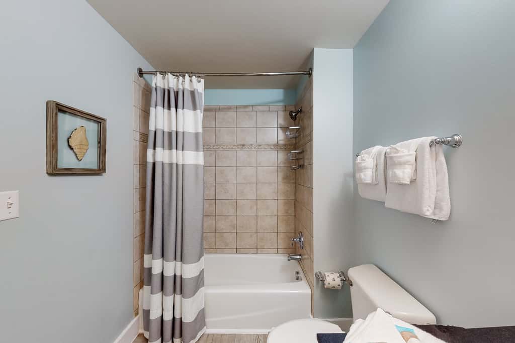 7th-floor resort studio with partial Gulf views, outdoor pool, gym & hot tub