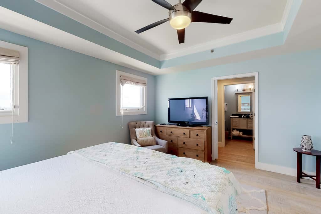 7th-floor resort studio with partial Gulf views, outdoor pool, gym & hot tub