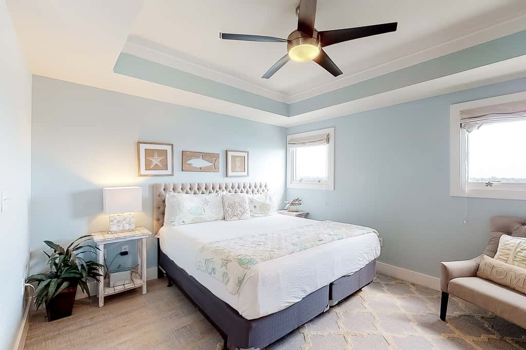 7th-floor resort studio with partial Gulf views, outdoor pool, gym & hot tub