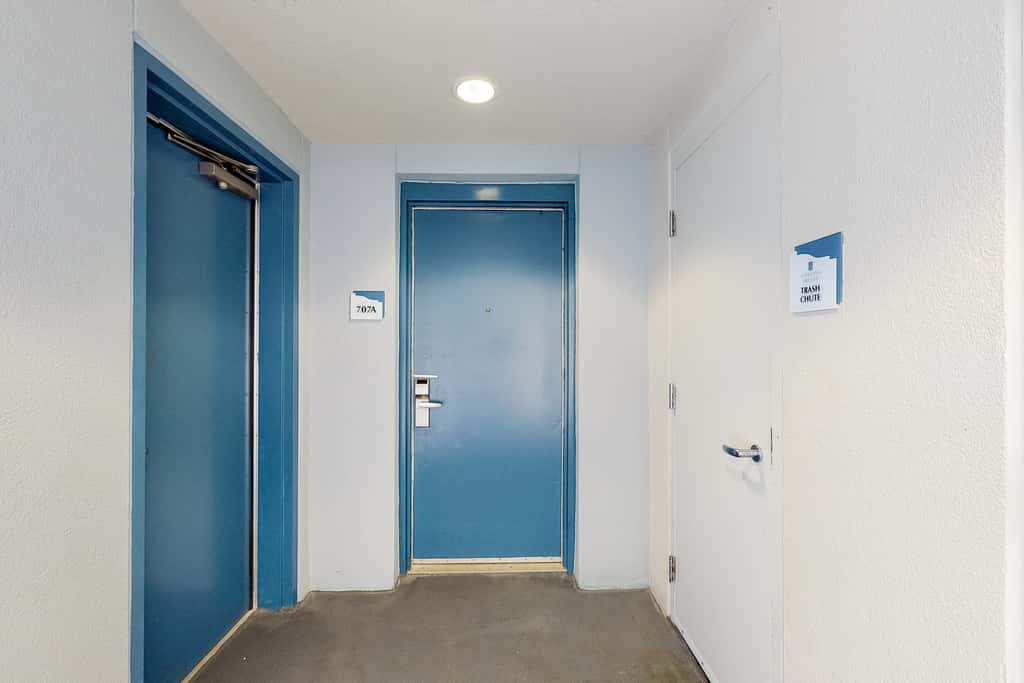 7th-floor resort studio with partial Gulf views, outdoor pool, gym & hot tub