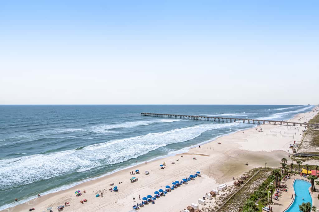 Beachfront resort condo with Gulf view, pools & gym - walk to Pier Park