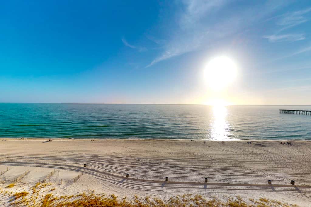 Lovely beachfront condo with Gulf views, pool & gym - steps to Pier Park