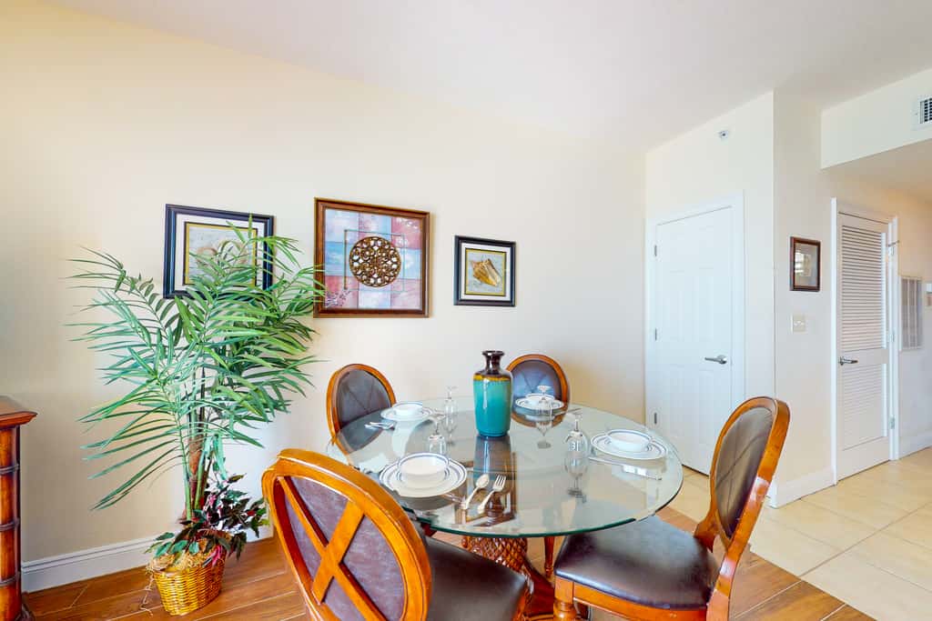 Lovely beachfront condo with Gulf views, pool & gym - steps to Pier Park